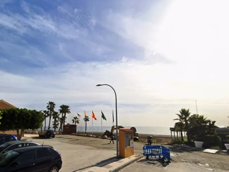 Discover your new beachfront home in Rincón de la Victoria! This charming semi-detached house, located in an exclusive complex of few homes, offers you the opportunity to live just 50 meters from the beach. With 197 m² built and 97 m² usable space distrib