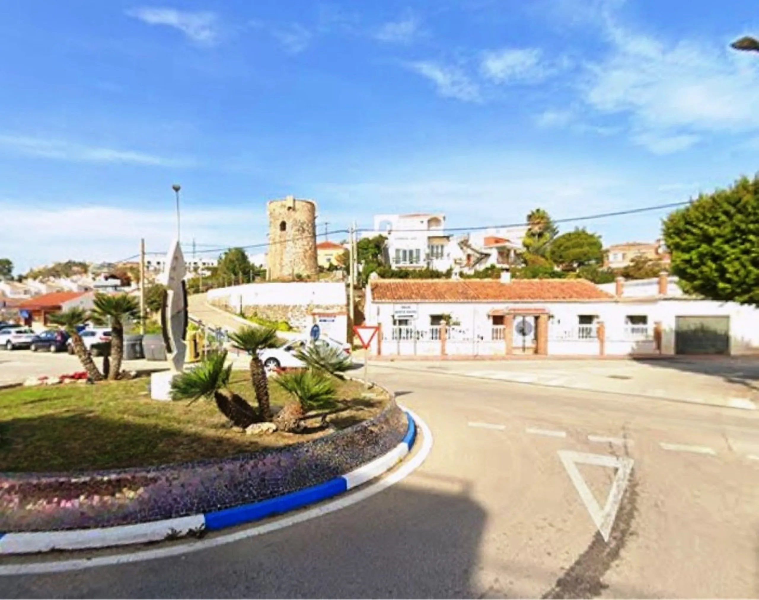 Discover your new beachfront home in Rincón de la Victoria! This charming semi-detached house, located in an exclusive complex of few homes, offers you the opportunity to live just 50 meters from the beach. With 197 m² built and 97 m² usable space distrib