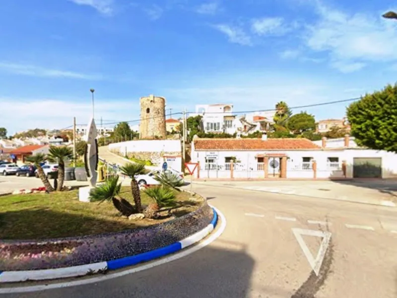 Discover your new beachfront home in Rincón de la Victoria! This charming semi-detached house, located in an exclusive complex of few homes, offers you the opportunity to live just 50 meters from the beach. With 197 m² built and 97 m² usable space distrib