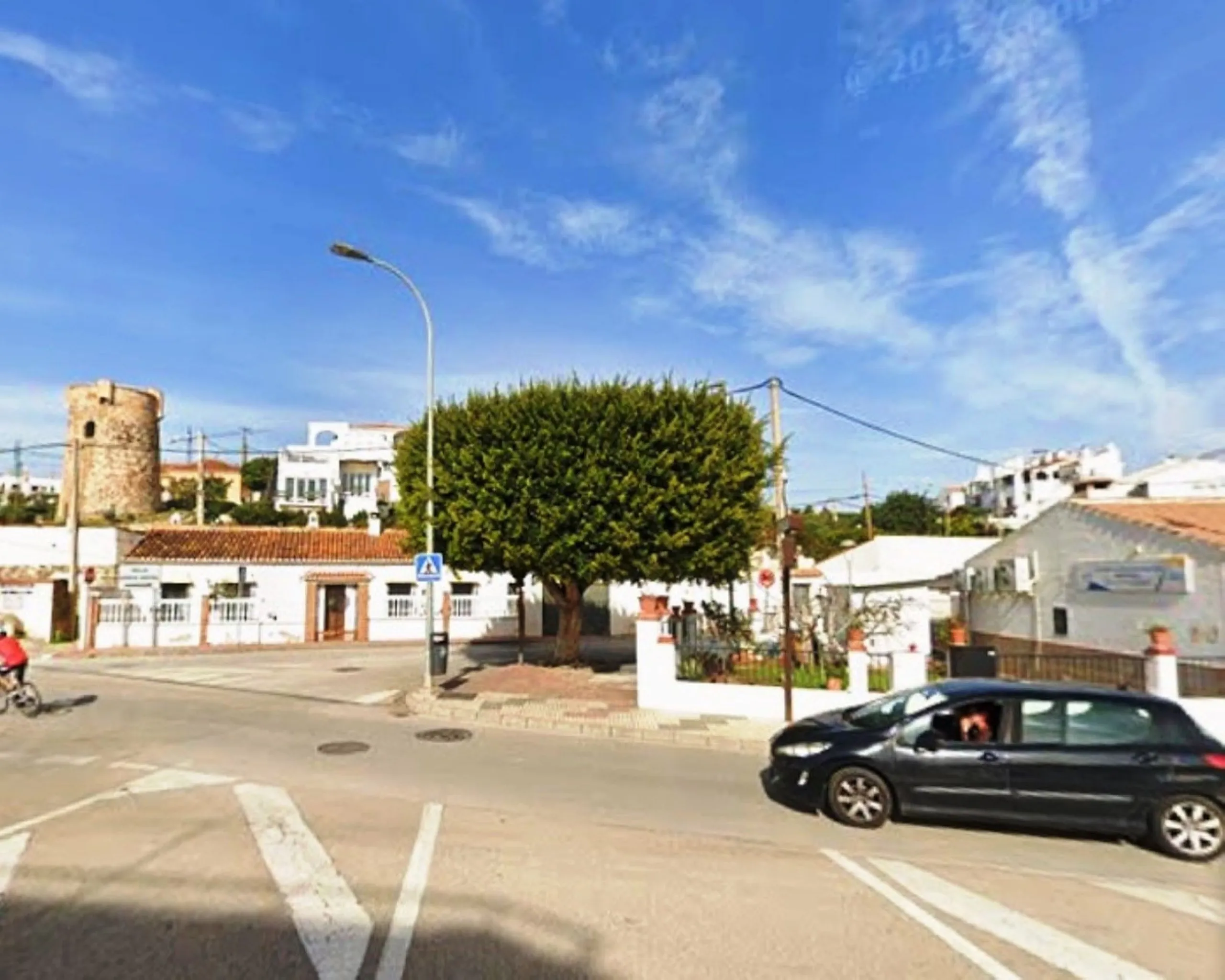 Discover your new beachfront home in Rincón de la Victoria! This charming semi-detached house, located in an exclusive complex of few homes, offers you the opportunity to live just 50 meters from the beach. With 197 m² built and 97 m² usable space distrib