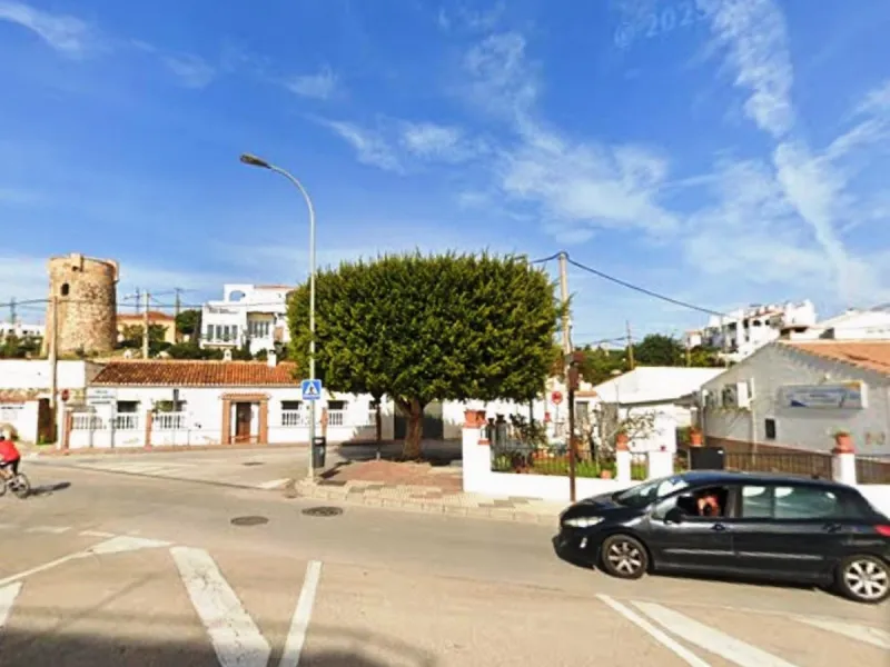 Discover your new beachfront home in Rincón de la Victoria! This charming semi-detached house, located in an exclusive complex of few homes, offers you the opportunity to live just 50 meters from the beach. With 197 m² built and 97 m² usable space distrib