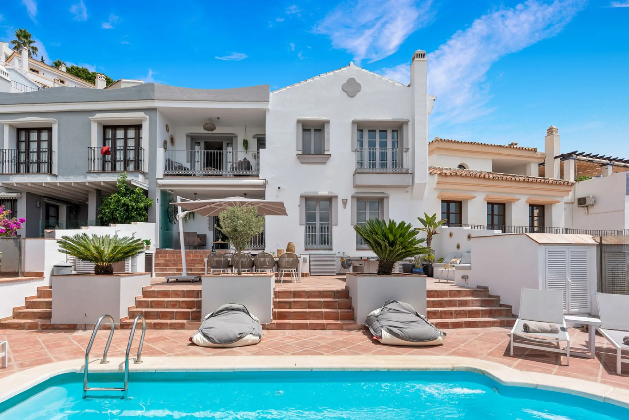 House - Townhouse в продаже в Benahavís, Málaga. В доме 5 спален и 6 ванных комнат. Площадь дома 308 м². Площадь участка 181 м²