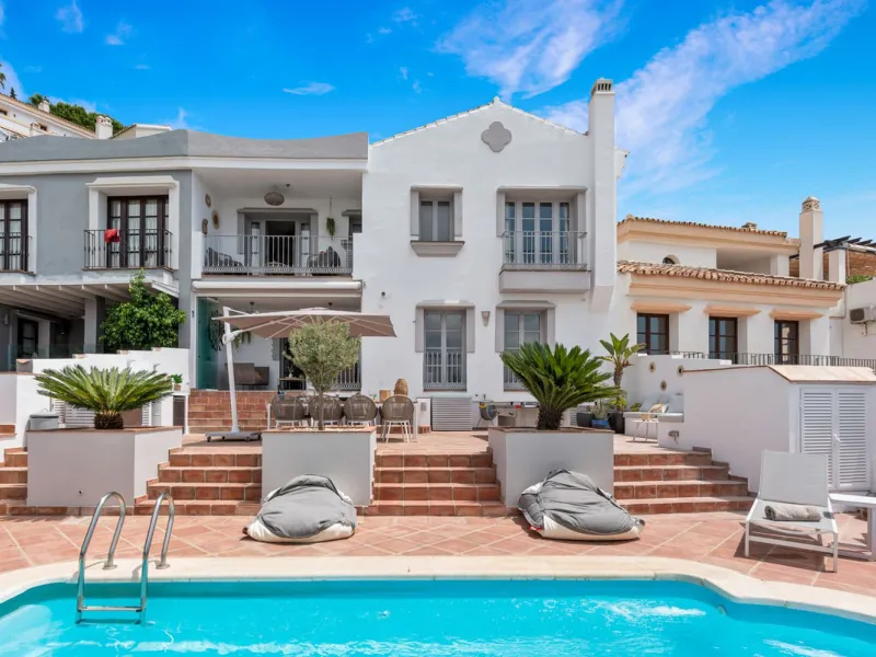 House - Townhouse в продаже в Benahavís, Málaga. В доме 5 спален и 6 ванных комнат. Площадь дома 308 м². Площадь участка 181 м²