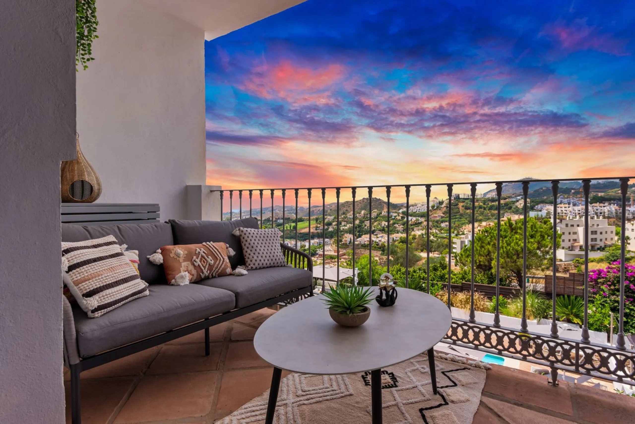 House - Townhouse в продаже в Benahavís, Málaga. В доме 5 спален и 6 ванных комнат. Площадь дома 308 м². Площадь участка 181 м²