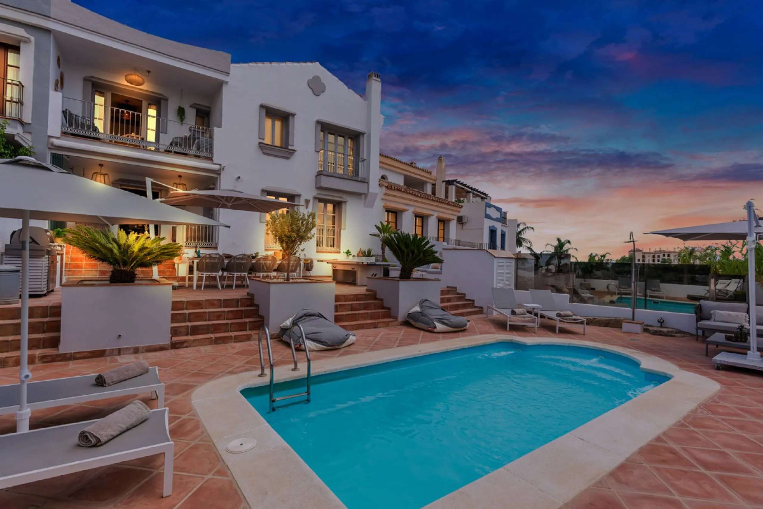 House - Townhouse в продаже в Benahavís, Málaga. В доме 5 спален и 6 ванных комнат. Площадь дома 308 м². Площадь участка 181 м²