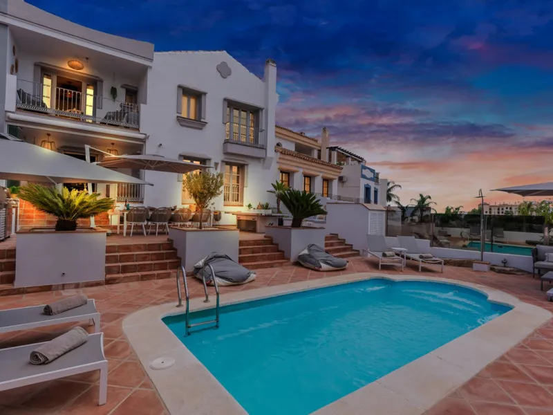 House - Townhouse в продаже в Benahavís, Málaga. В доме 5 спален и 6 ванных комнат. Площадь дома 308 м². Площадь участка 181 м²