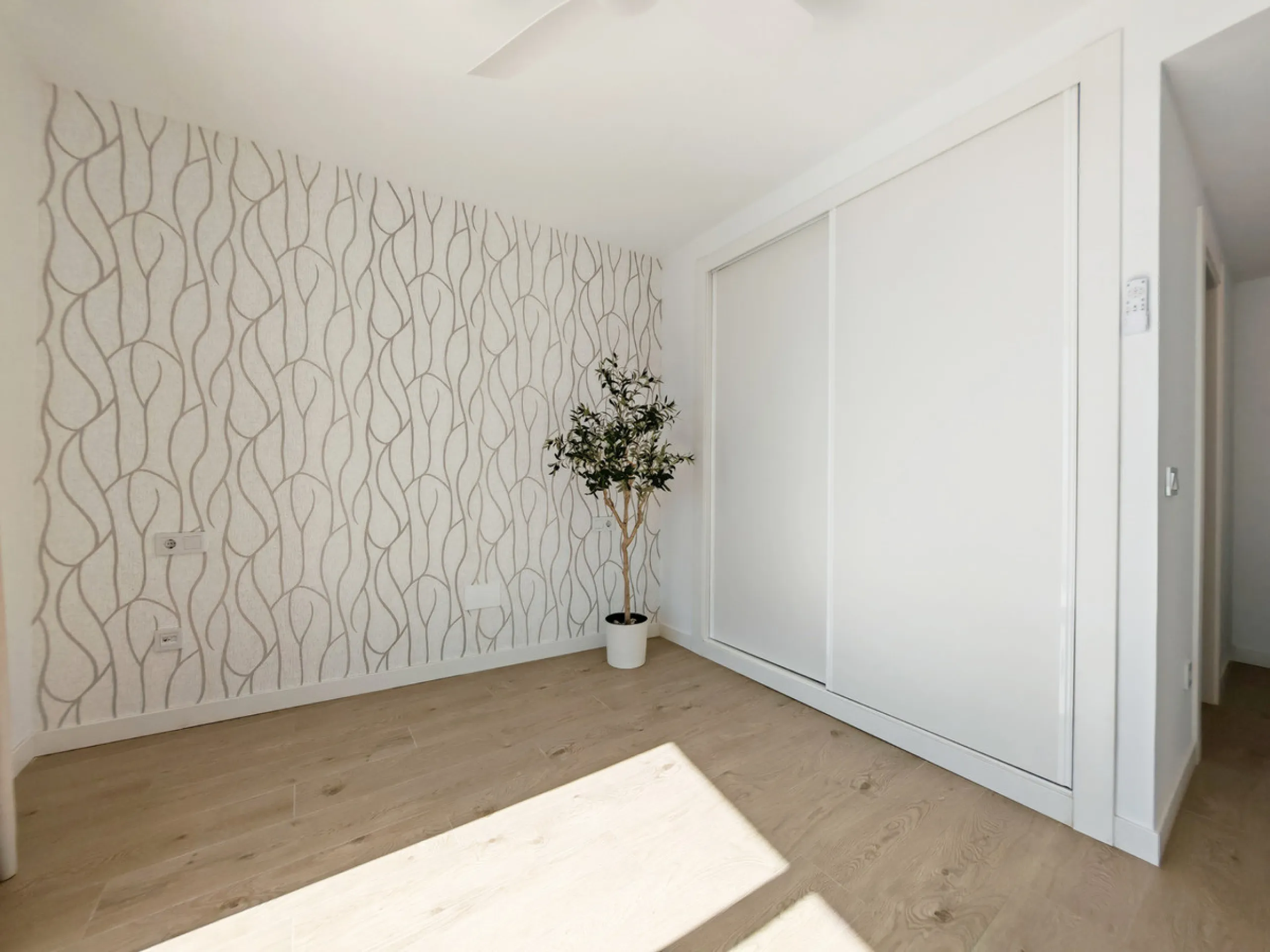 Apartment - Middle Floor Apartment в продаже в Estepona, Málaga. В доме 2 спален и 2 ванных комнат. Площадь дома 107 м²