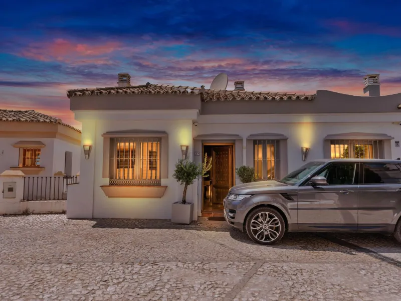 House - Townhouse в продаже в Benahavís, Málaga. В доме 5 спален и 6 ванных комнат. Площадь дома 308 м². Площадь участка 181 м²