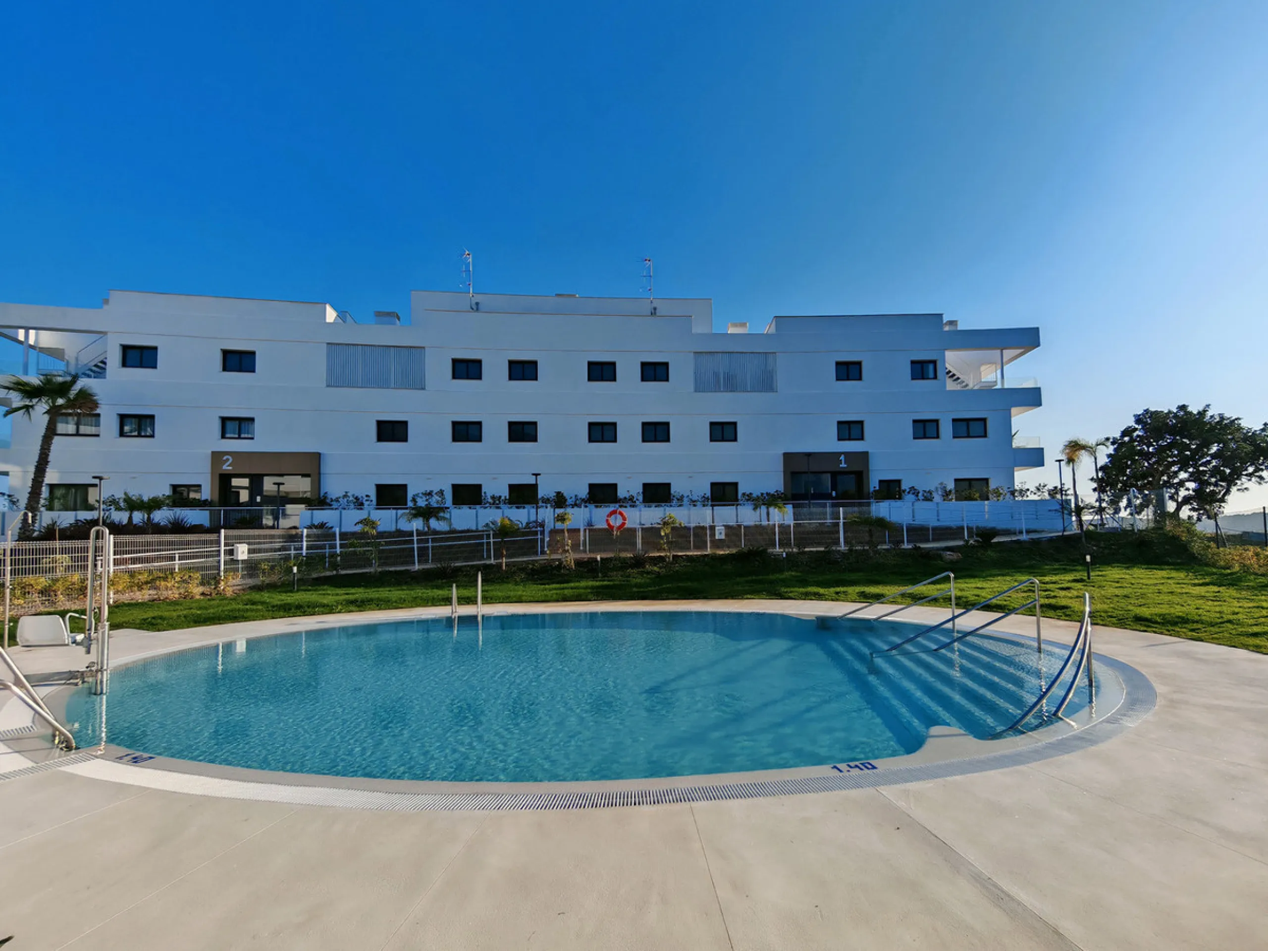 Apartment - Middle Floor Apartment в продаже в Estepona, Málaga. В доме 2 спален и 2 ванных комнат. Площадь дома 107 м²