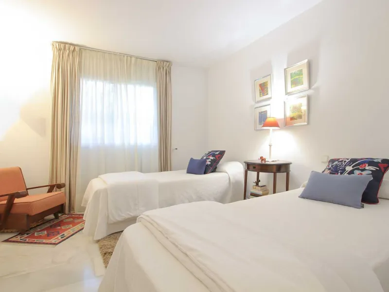 LUXURIOUS 2-BEDROOM APARTMENT FOR SALE ON MARBELLA'S GOLDEN MILE