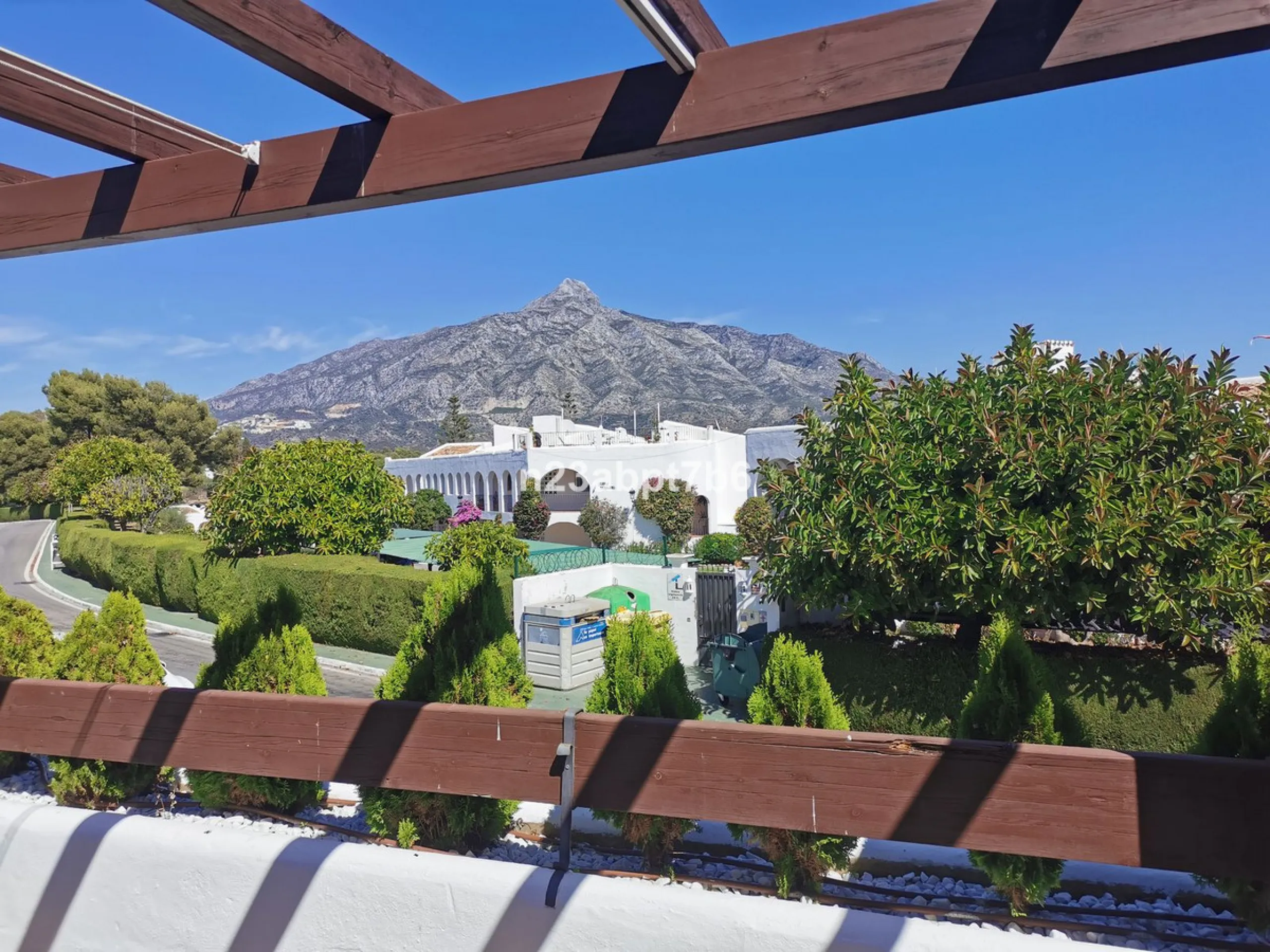 Great opportunity for INVESTMENT seekers to purchase an apartment with three bedrooms and two bathrooms, en-suite in the Master bedroom, in the central area of the Marbella's Golf Valley, Nueva Andalucia.
