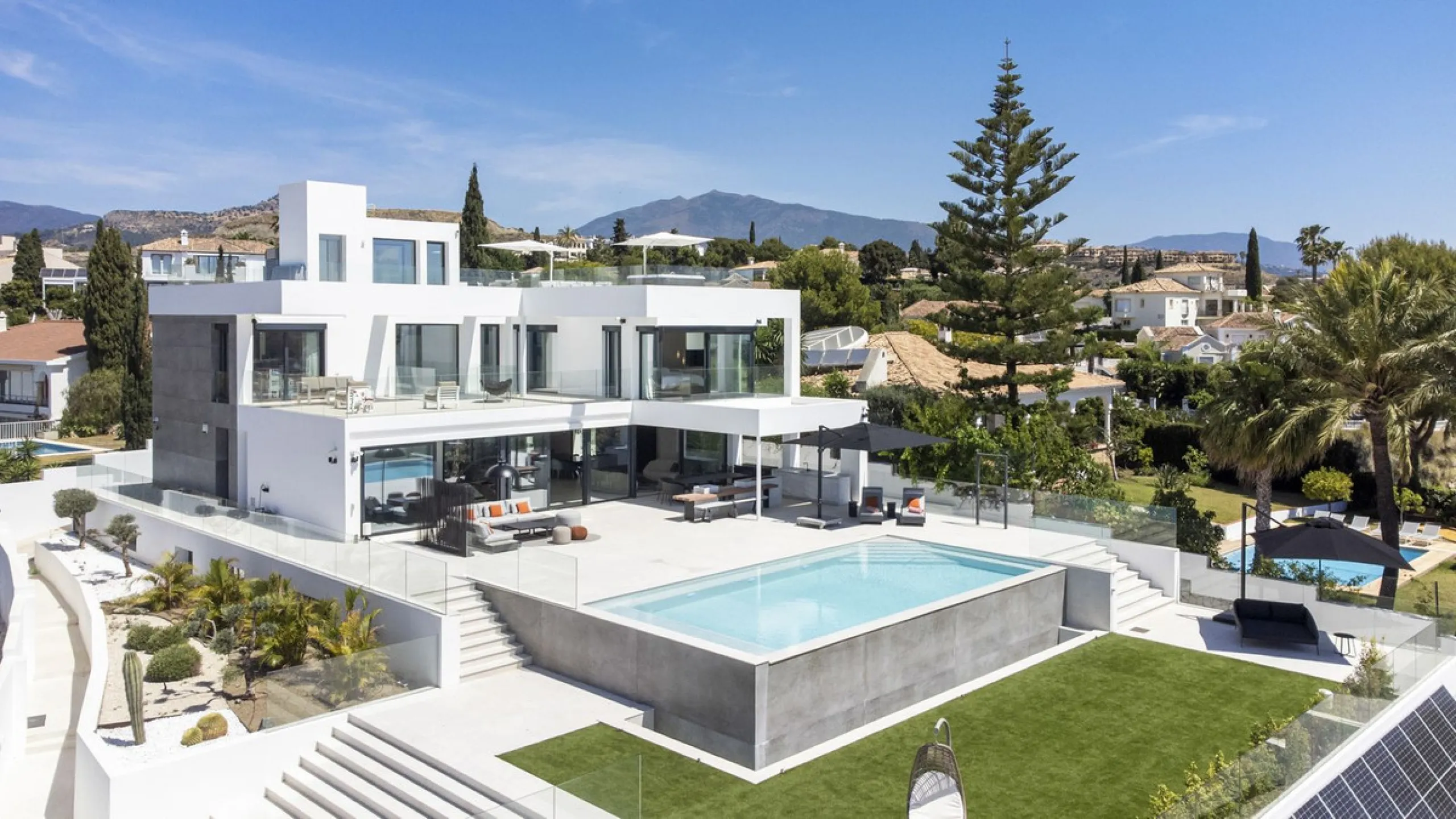 Discover an Astonishing and Unique Villa in El Paraíso Alto! Experience Luxury Like Never Before