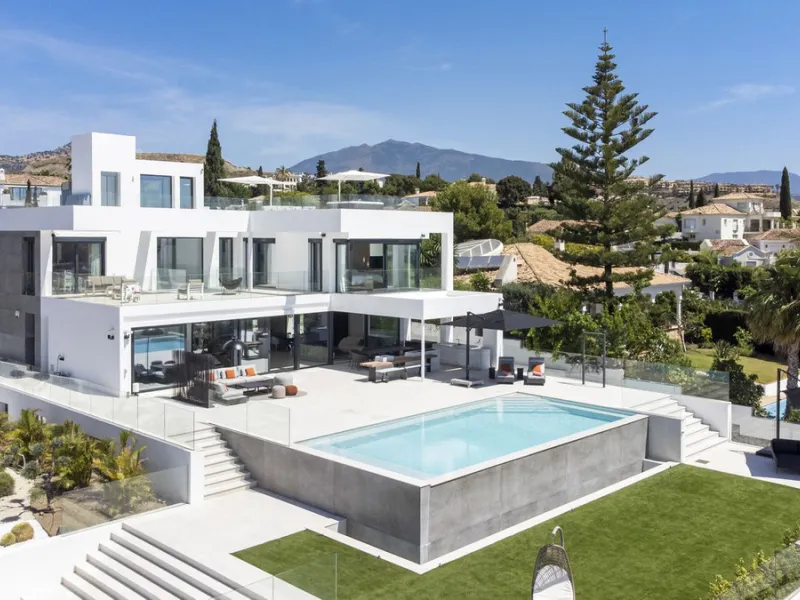 Discover an Astonishing and Unique Villa in El Paraíso Alto! Experience Luxury Like Never Before