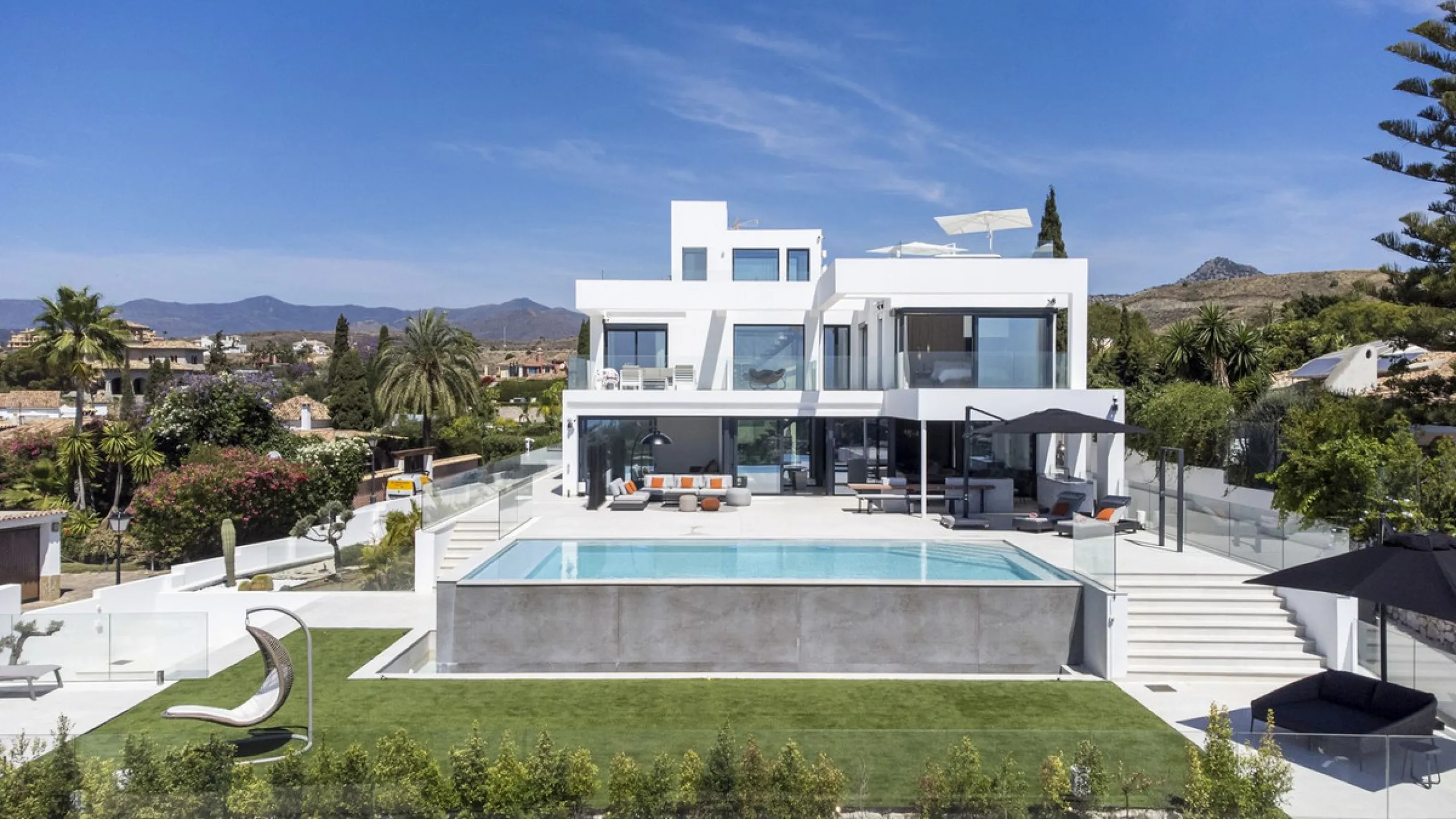 Discover an Astonishing and Unique Villa in El Paraíso Alto! Experience Luxury Like Never Before