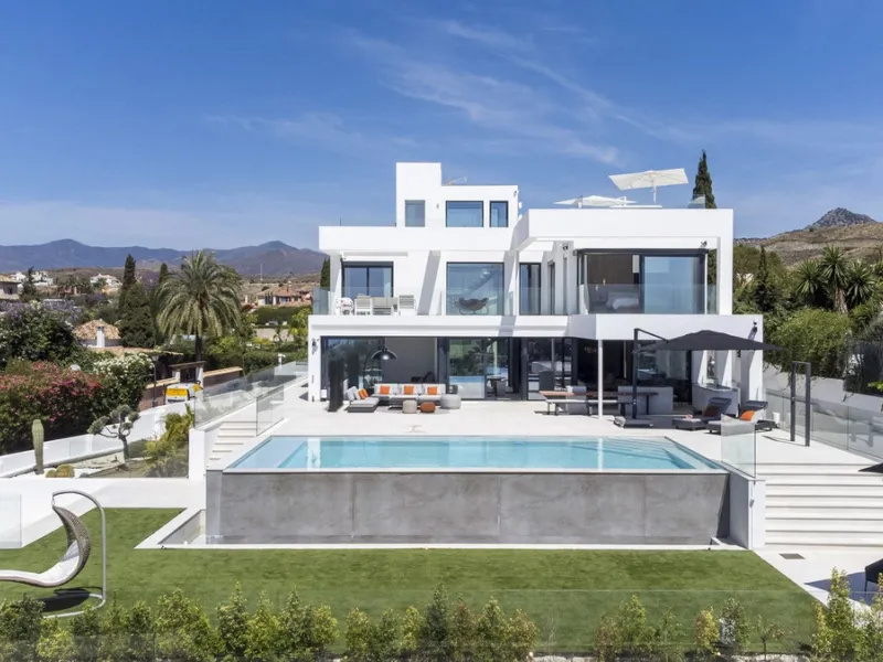Discover an Astonishing and Unique Villa in El Paraíso Alto! Experience Luxury Like Never Before