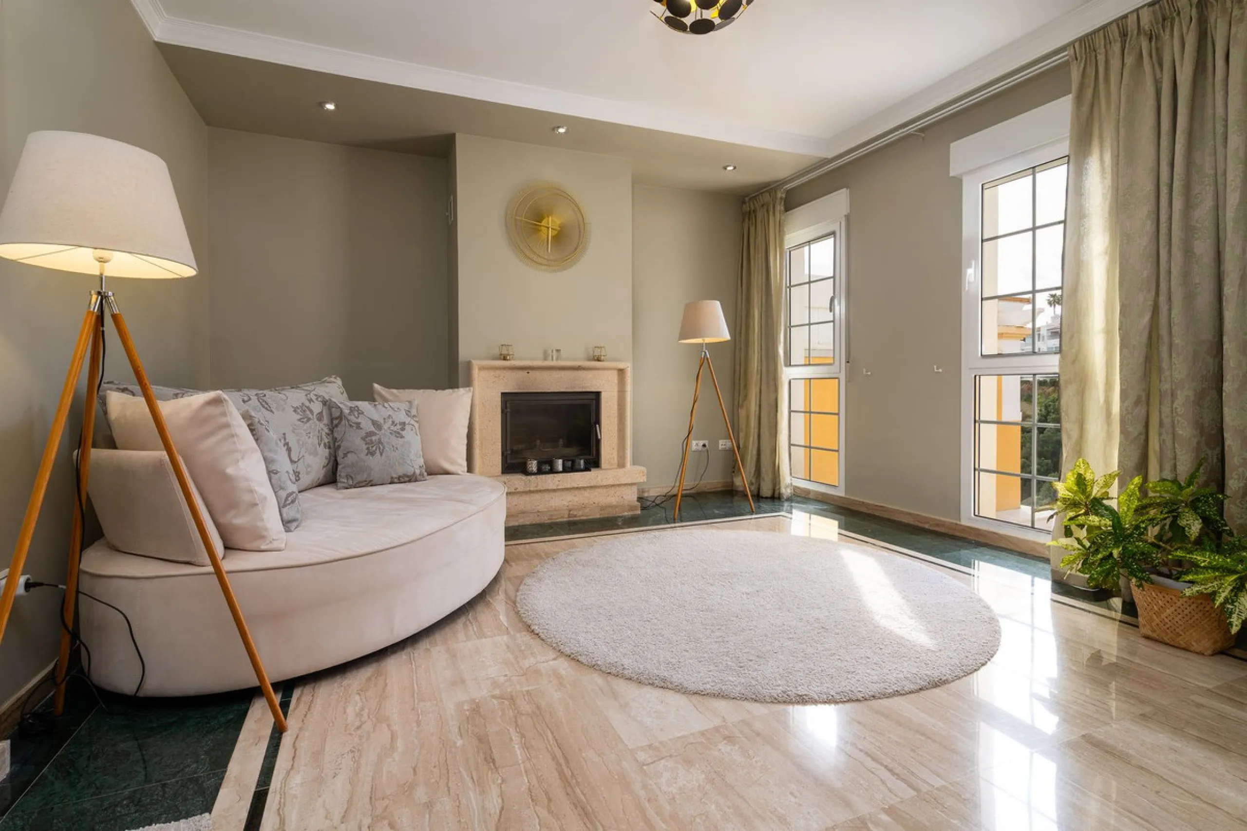 Impressive and spacious townhouse with idyllic valley views, located in the popular area of Calahonda , in a walking distance from the amenities.The townhouse is distributed on 3 floors and has 4 bedrooms, 3 bathrooms, a guest WC, very spacious living roo