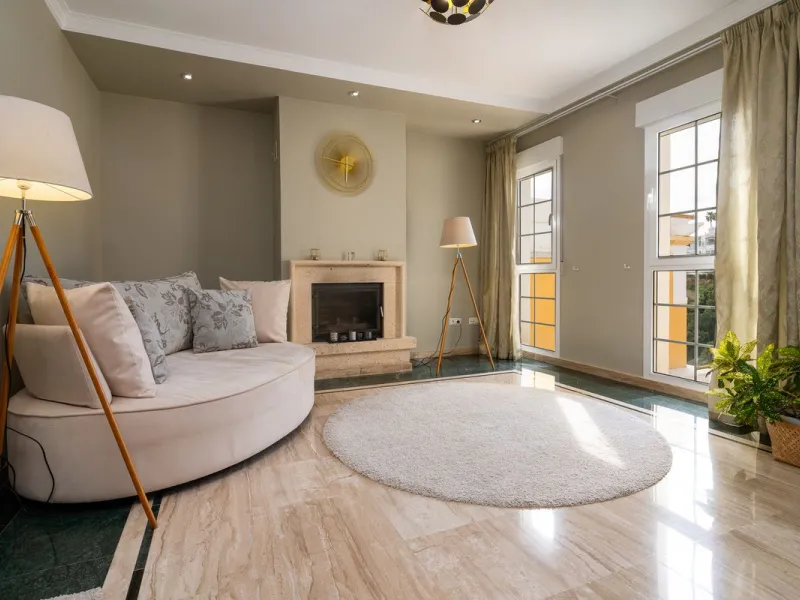 Impressive and spacious townhouse with idyllic valley views, located in the popular area of Calahonda , in a walking distance from the amenities.The townhouse is distributed on 3 floors and has 4 bedrooms, 3 bathrooms, a guest WC, very spacious living roo