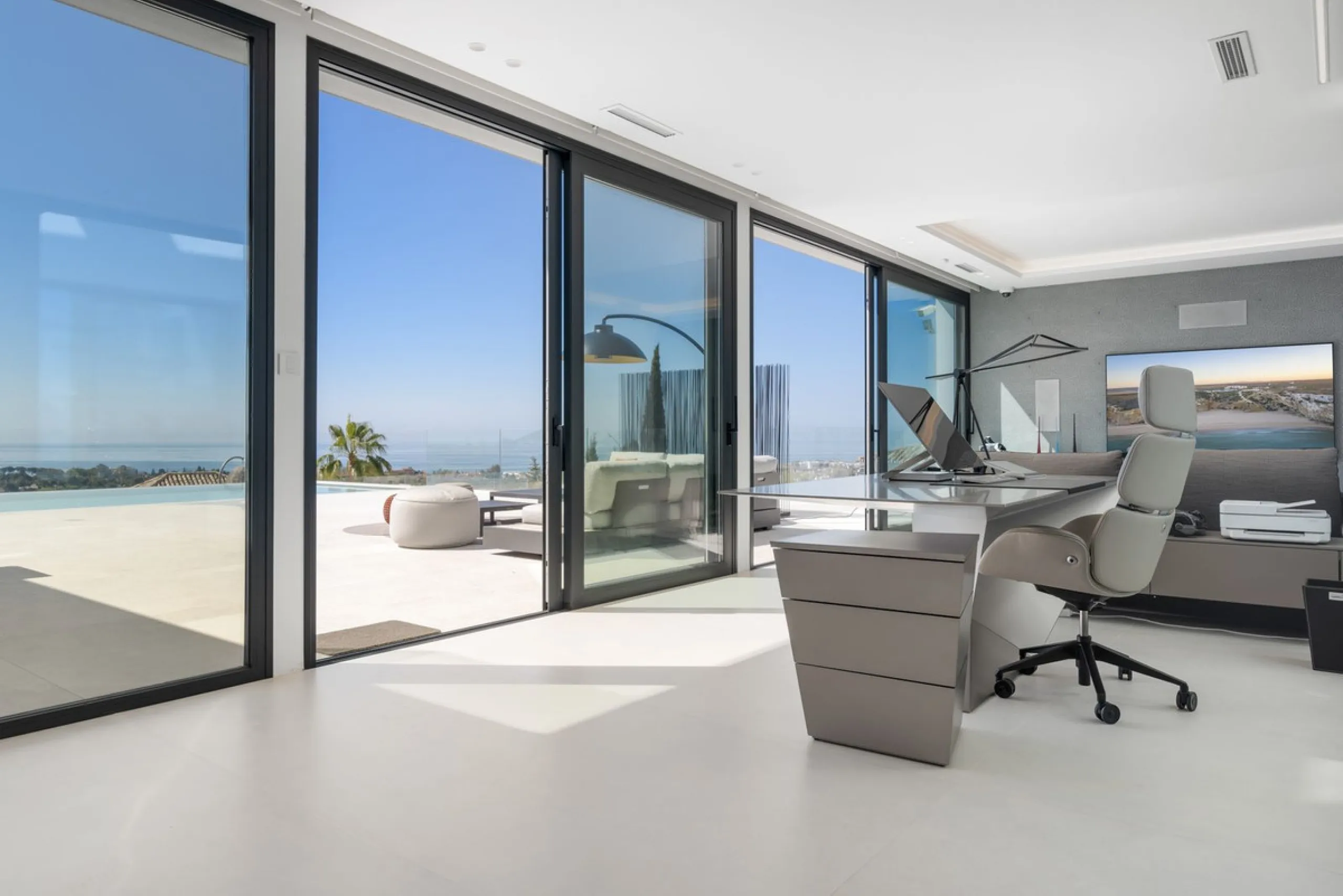 Discover an Astonishing and Unique Villa in El Paraíso Alto! Experience Luxury Like Never Before