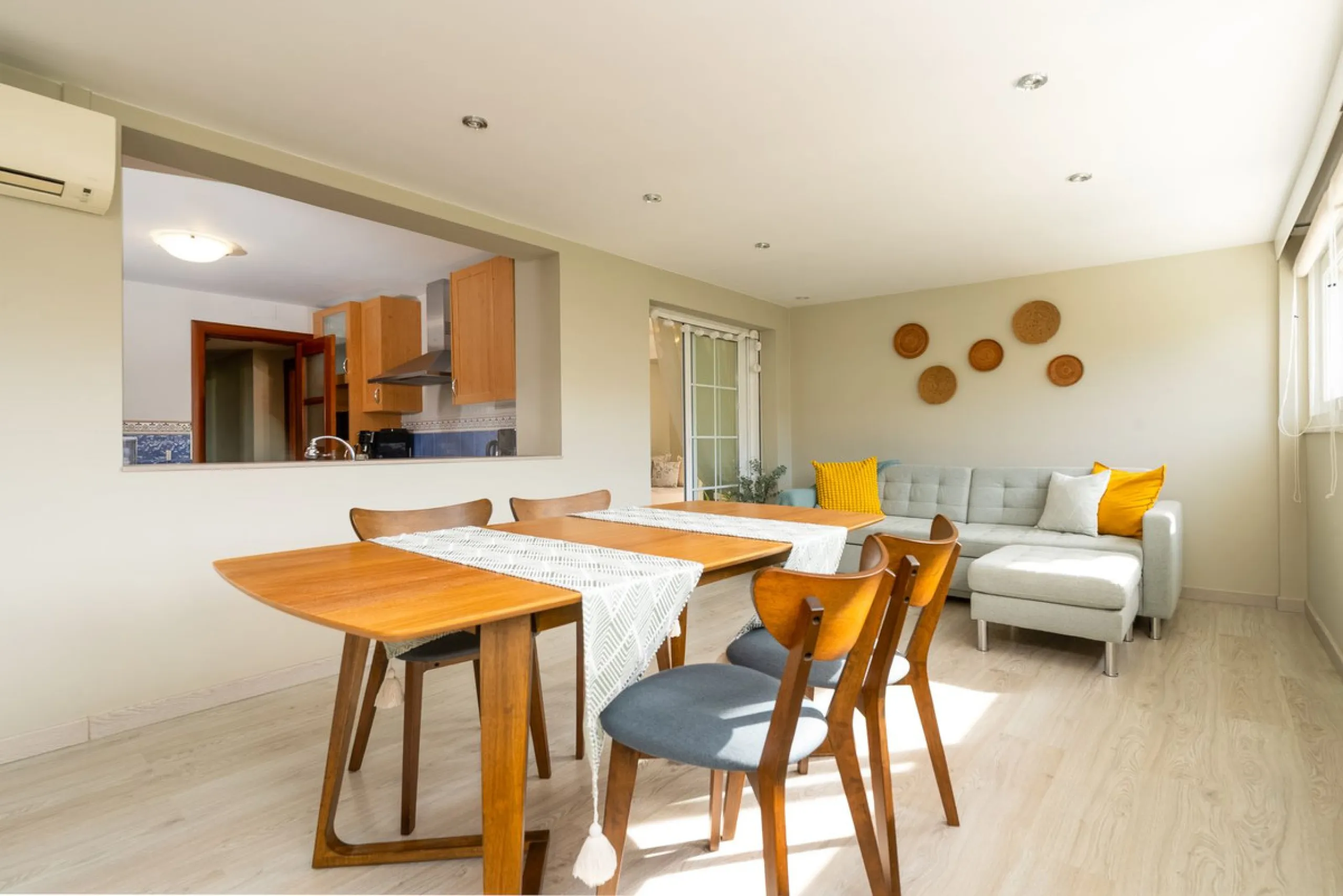 Impressive and spacious townhouse with idyllic valley views, located in the popular area of Calahonda , in a walking distance from the amenities.The townhouse is distributed on 3 floors and has 4 bedrooms, 3 bathrooms, a guest WC, very spacious living roo