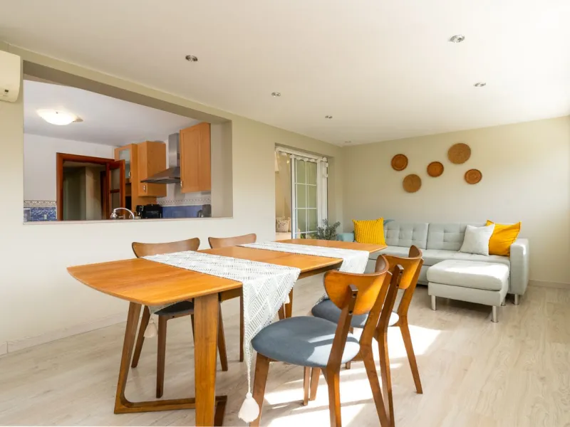 Impressive and spacious townhouse with idyllic valley views, located in the popular area of Calahonda , in a walking distance from the amenities.The townhouse is distributed on 3 floors and has 4 bedrooms, 3 bathrooms, a guest WC, very spacious living roo