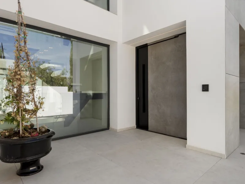 Discover an Astonishing and Unique Villa in El Paraíso Alto! Experience Luxury Like Never Before