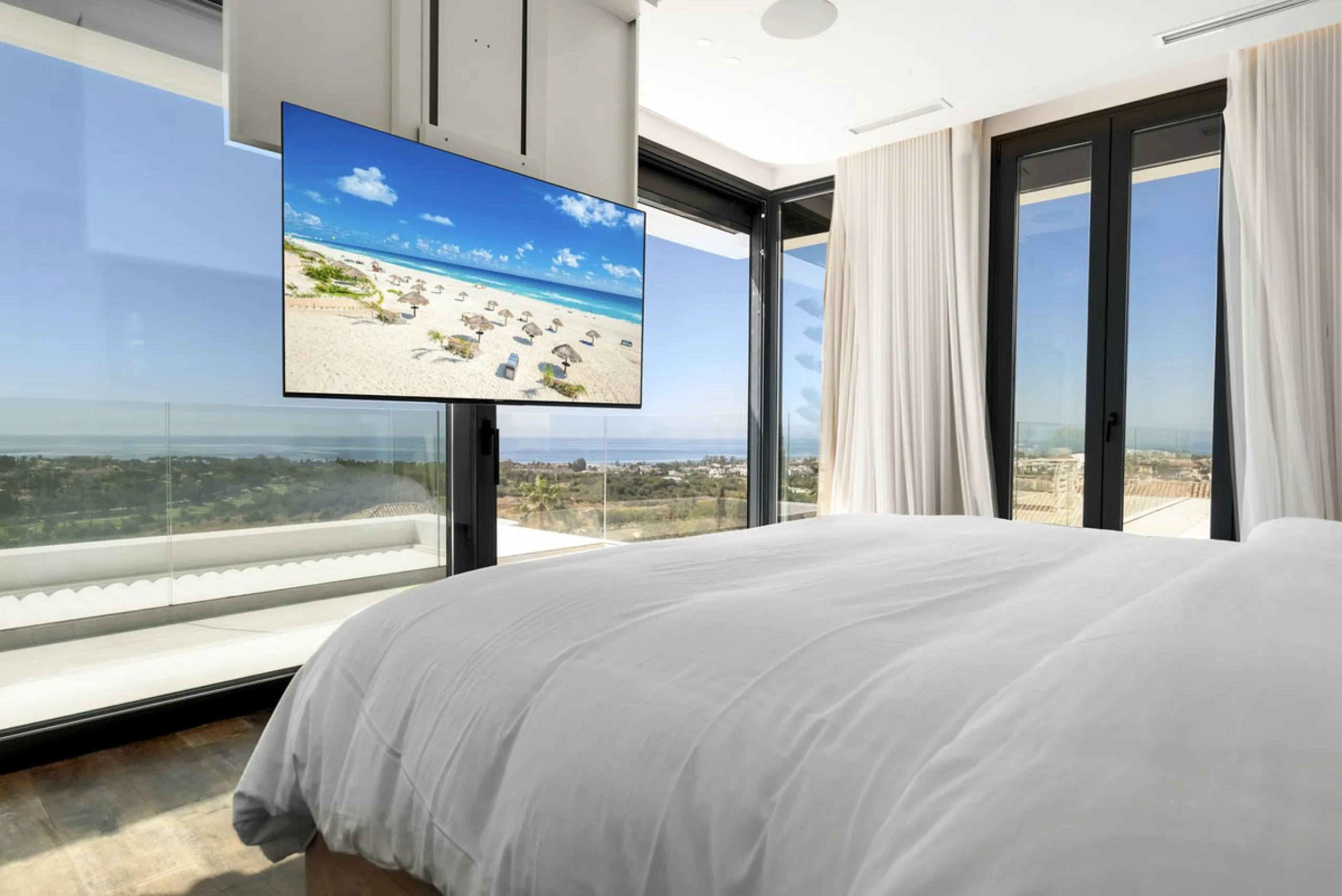 Discover an Astonishing and Unique Villa in El Paraíso Alto! Experience Luxury Like Never Before