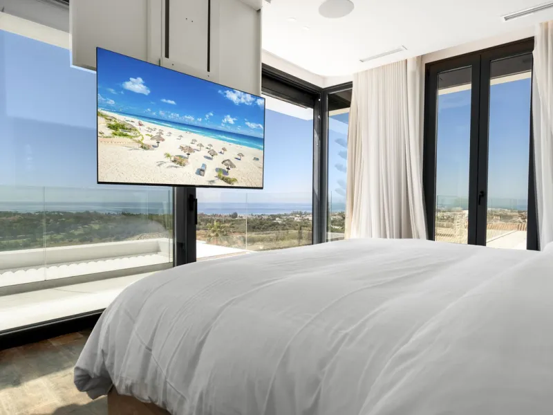 Discover an Astonishing and Unique Villa in El Paraíso Alto! Experience Luxury Like Never Before