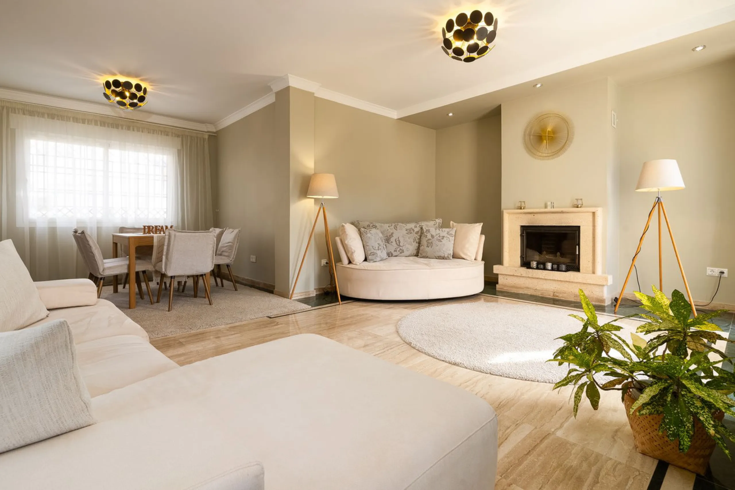 Impressive and spacious townhouse with idyllic valley views, located in the popular area of Calahonda , in a walking distance from the amenities.The townhouse is distributed on 3 floors and has 4 bedrooms, 3 bathrooms, a guest WC, very spacious living roo