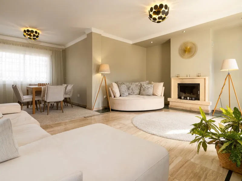 Impressive and spacious townhouse with idyllic valley views, located in the popular area of Calahonda , in a walking distance from the amenities.The townhouse is distributed on 3 floors and has 4 bedrooms, 3 bathrooms, a guest WC, very spacious living roo