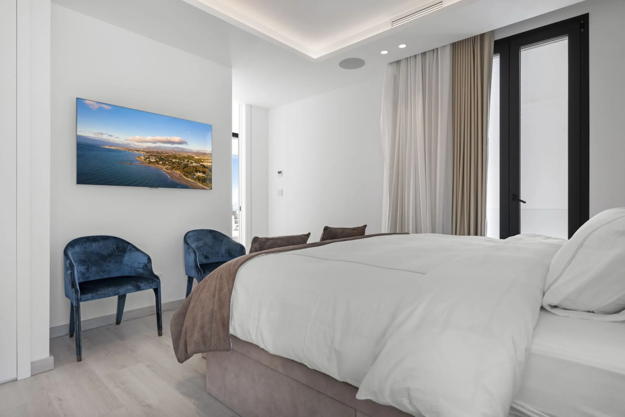 Discover an Astonishing and Unique Villa in El Paraíso Alto! Experience Luxury Like Never Before