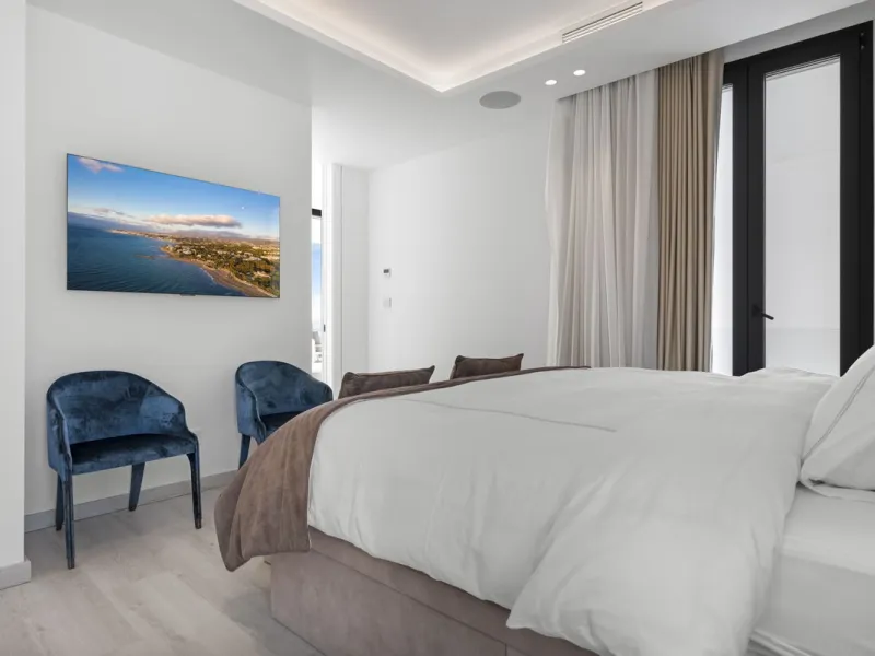 Discover an Astonishing and Unique Villa in El Paraíso Alto! Experience Luxury Like Never Before