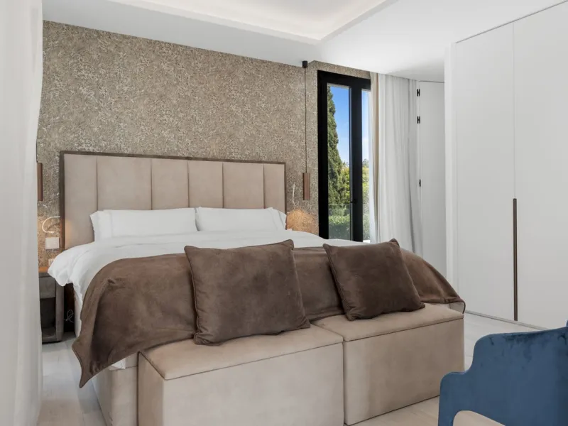 Discover an Astonishing and Unique Villa in El Paraíso Alto! Experience Luxury Like Never Before