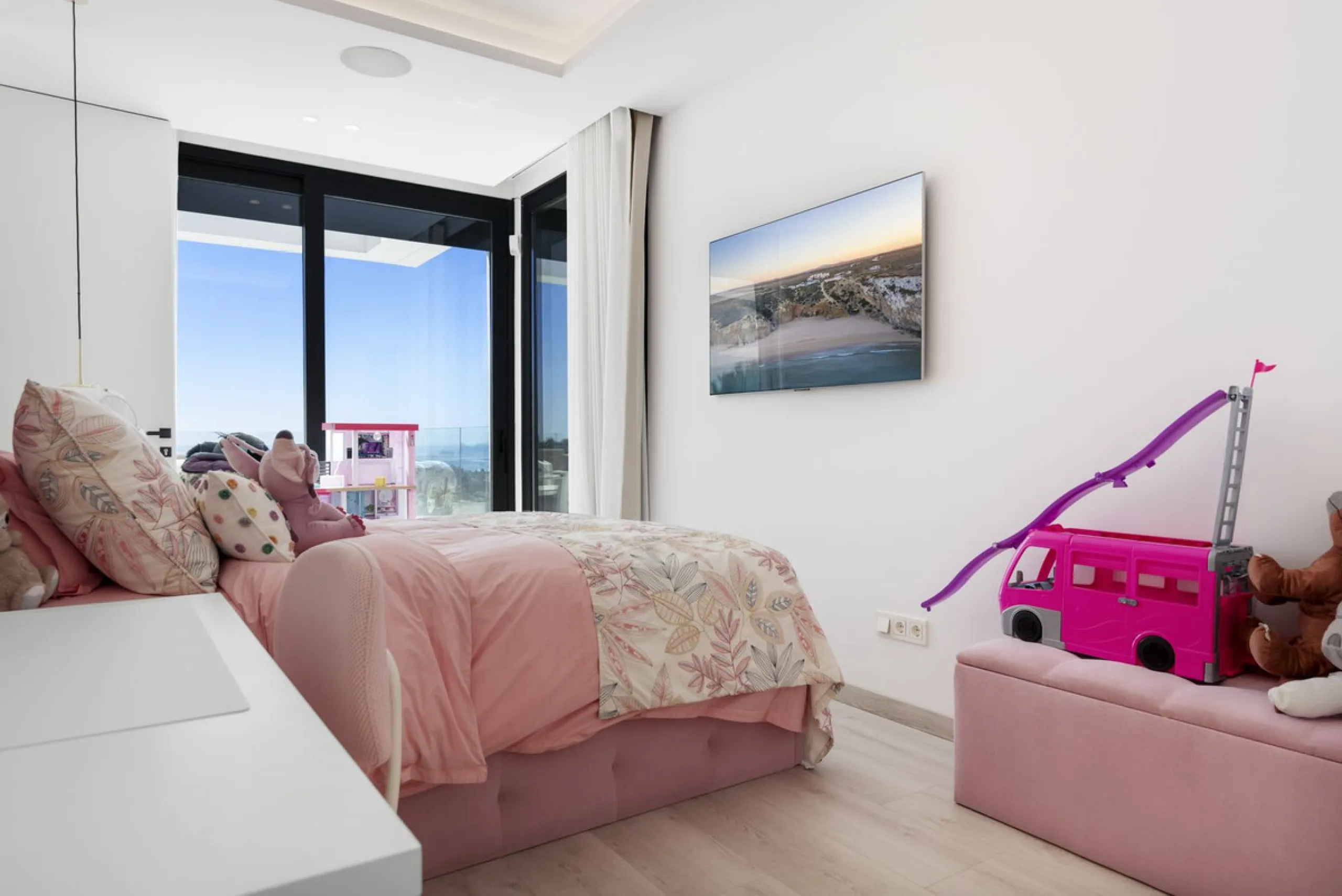 Discover an Astonishing and Unique Villa in El Paraíso Alto! Experience Luxury Like Never Before