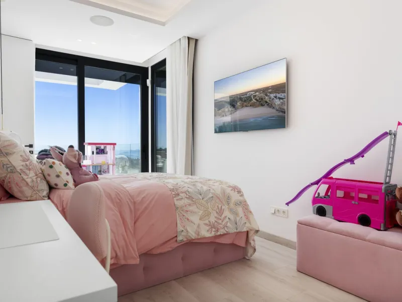 Discover an Astonishing and Unique Villa in El Paraíso Alto! Experience Luxury Like Never Before