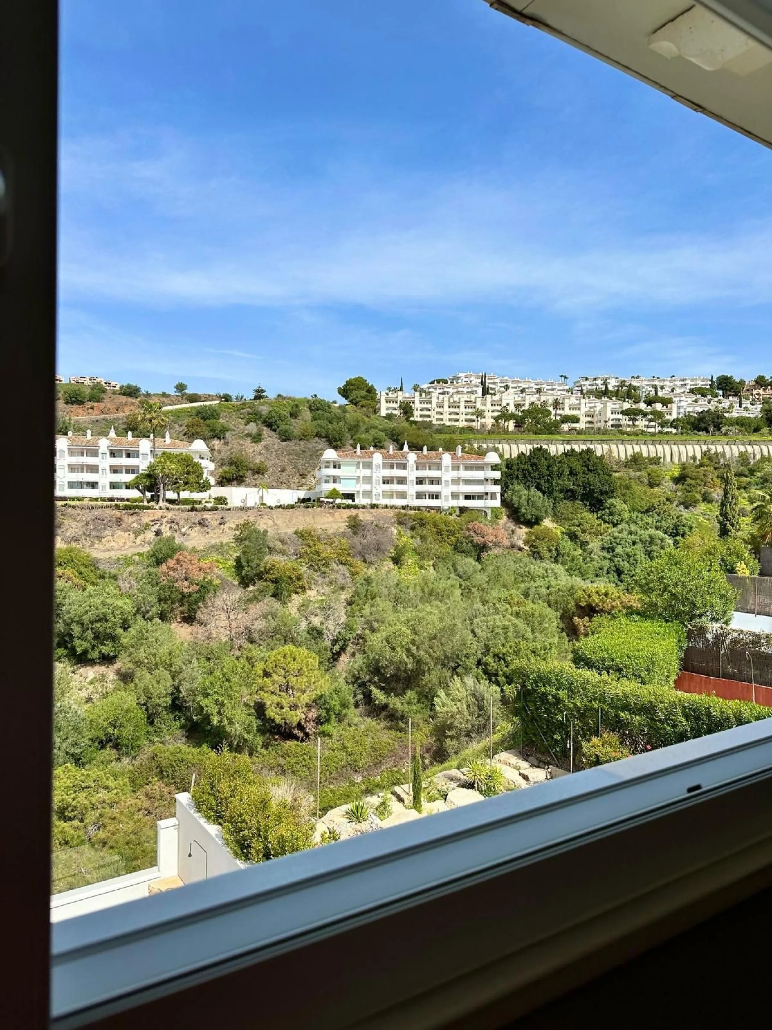 Impressive and spacious townhouse with idyllic valley views, located in the popular area of Calahonda , in a walking distance from the amenities.The townhouse is distributed on 3 floors and has 4 bedrooms, 3 bathrooms, a guest WC, very spacious living roo