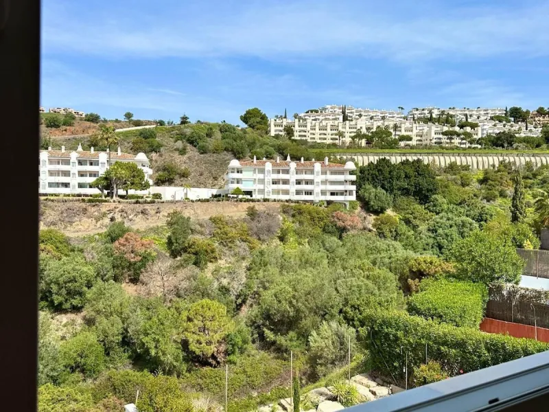 Impressive and spacious townhouse with idyllic valley views, located in the popular area of Calahonda , in a walking distance from the amenities.The townhouse is distributed on 3 floors and has 4 bedrooms, 3 bathrooms, a guest WC, very spacious living roo