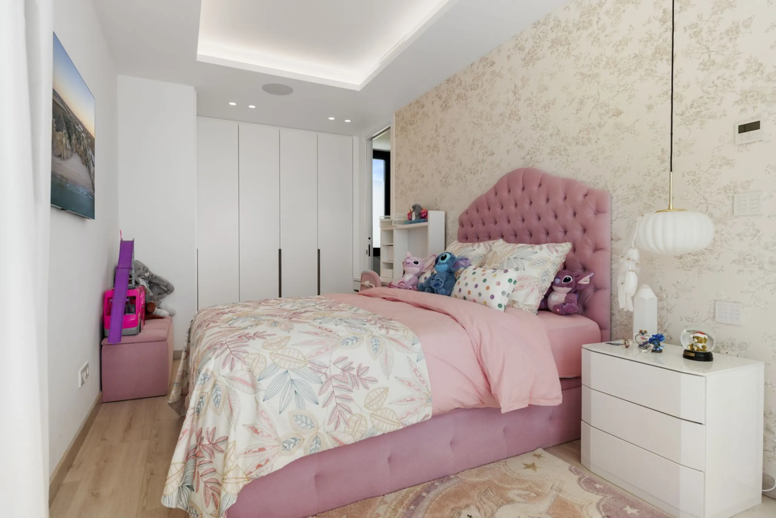 Discover an Astonishing and Unique Villa in El Paraíso Alto! Experience Luxury Like Never Before