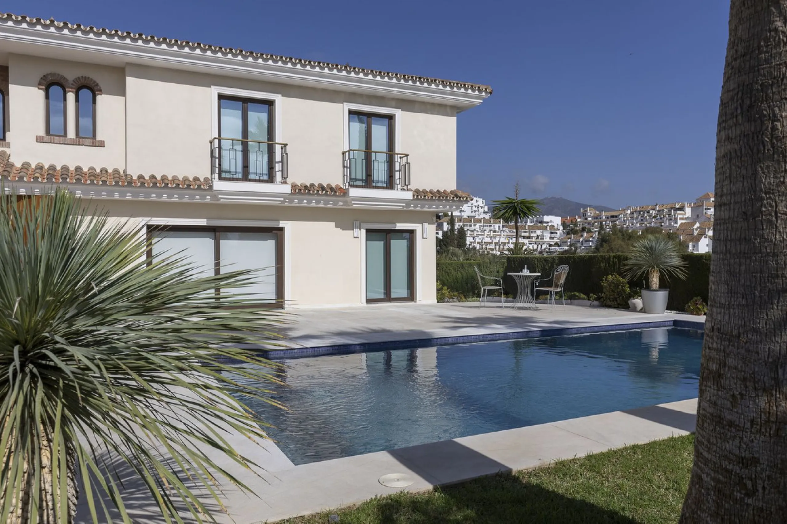 Located in the prestigious Mijas Golf, this exquisite 3-story villa offers a perfect blend of elegance, innovation, and comfort. With 6 bedrooms, 4 bathrooms + WC, and 5 spacious terraces, it's designed to impress:
