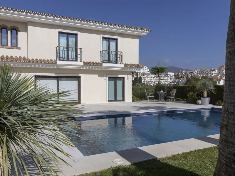 Located in the prestigious Mijas Golf, this exquisite 3-story villa offers a perfect blend of elegance, innovation, and comfort. With 6 bedrooms, 4 bathrooms + WC, and 5 spacious terraces, it's designed to impress: