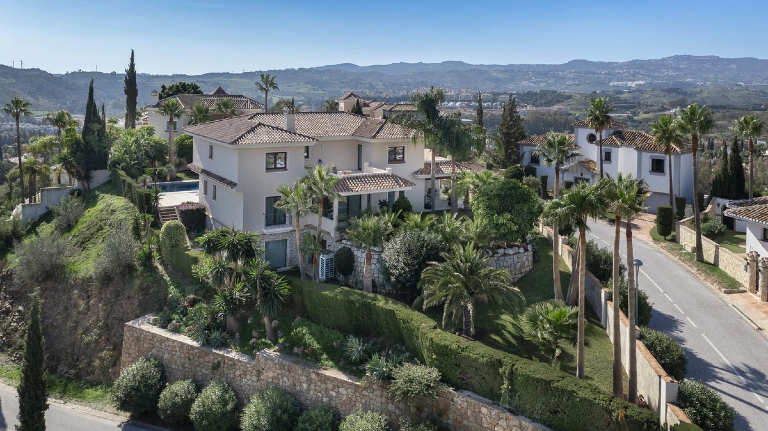 Located in the prestigious Mijas Golf, this exquisite 3-story villa offers a perfect blend of elegance, innovation, and comfort. With 6 bedrooms, 4 bathrooms + WC, and 5 spacious terraces, it's designed to impress: