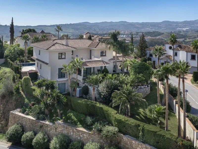 Located in the prestigious Mijas Golf, this exquisite 3-story villa offers a perfect blend of elegance, innovation, and comfort. With 6 bedrooms, 4 bathrooms + WC, and 5 spacious terraces, it's designed to impress: