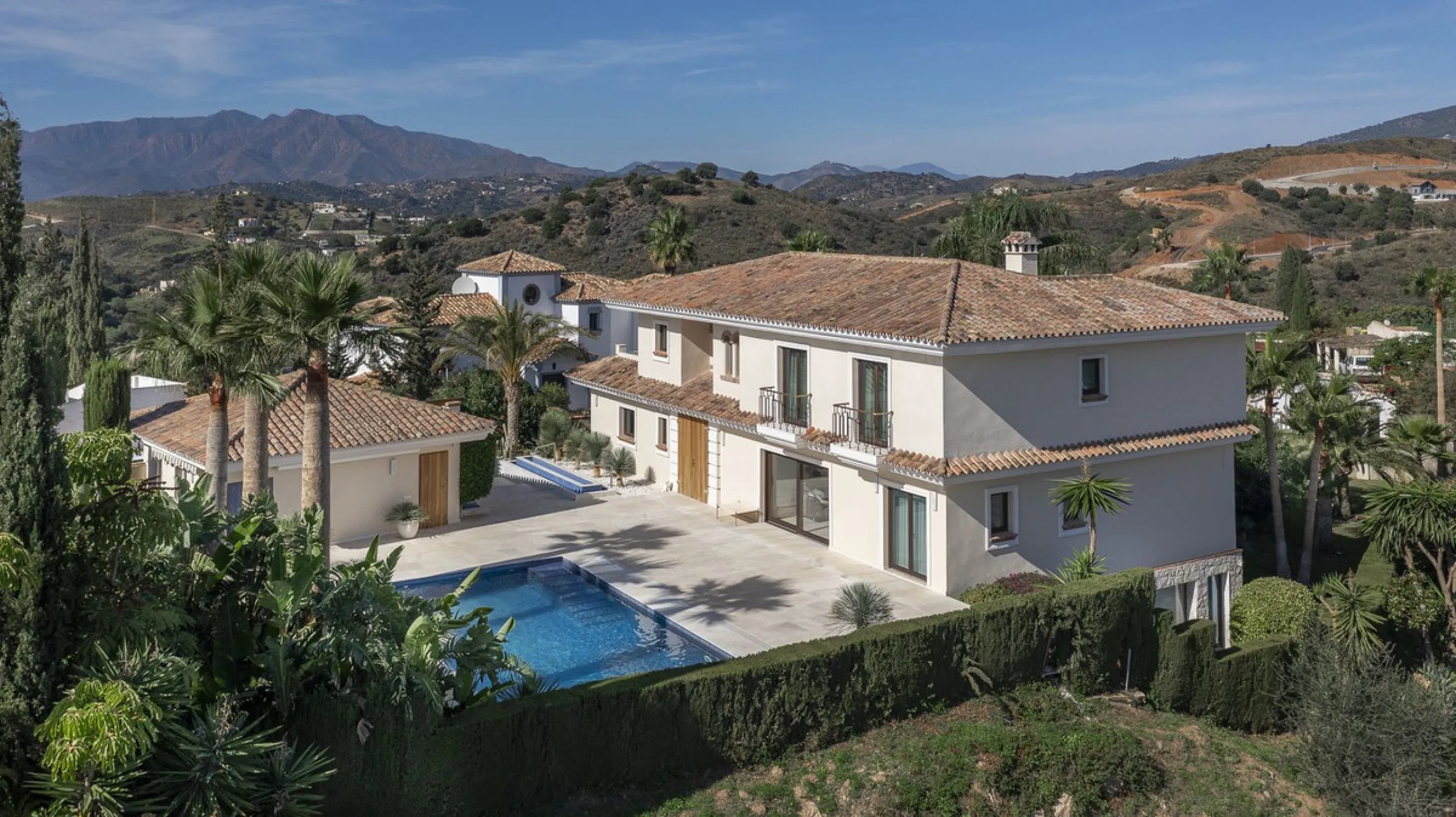Located in the prestigious Mijas Golf, this exquisite 3-story villa offers a perfect blend of elegance, innovation, and comfort. With 6 bedrooms, 4 bathrooms + WC, and 5 spacious terraces, it's designed to impress: