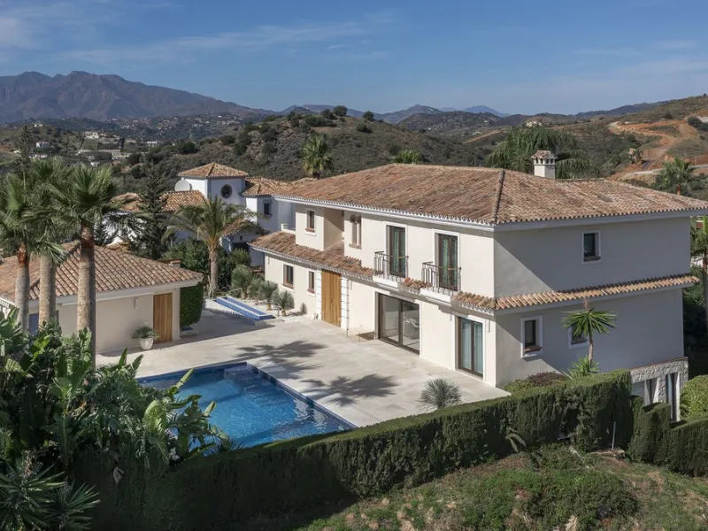 Located in the prestigious Mijas Golf, this exquisite 3-story villa offers a perfect blend of elegance, innovation, and comfort. With 6 bedrooms, 4 bathrooms + WC, and 5 spacious terraces, it's designed to impress: