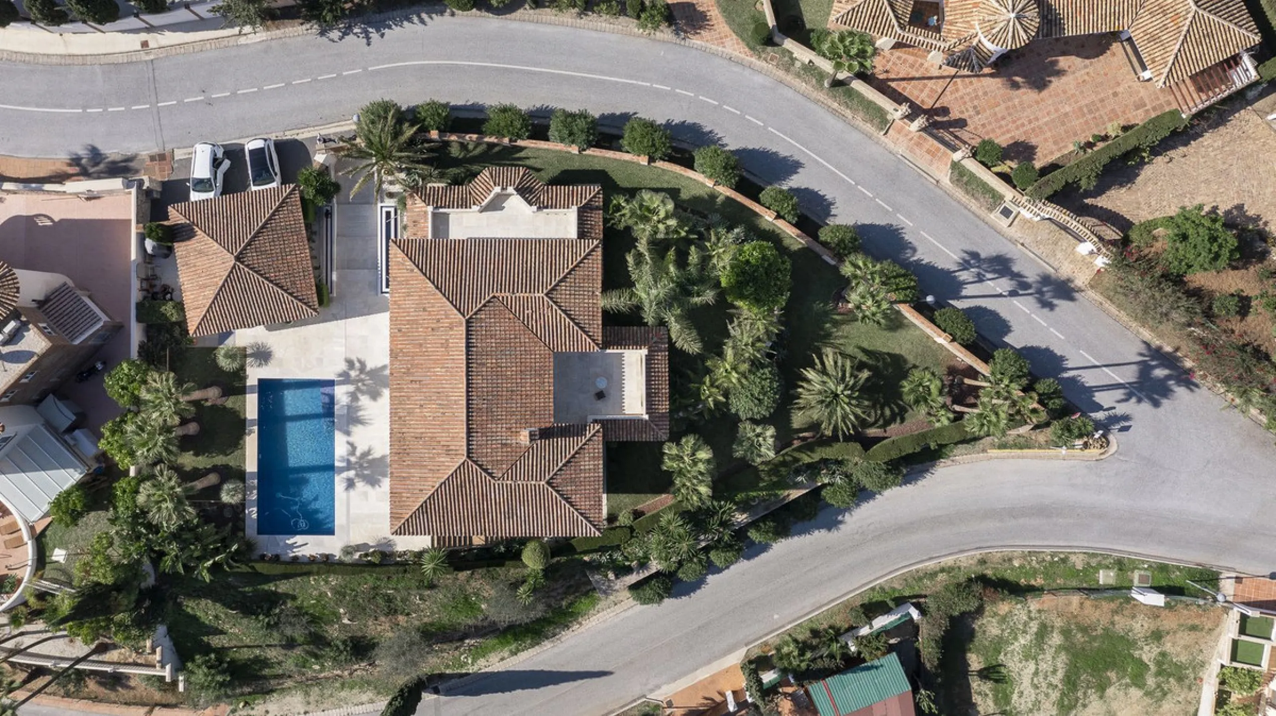 Located in the prestigious Mijas Golf, this exquisite 3-story villa offers a perfect blend of elegance, innovation, and comfort. With 6 bedrooms, 4 bathrooms + WC, and 5 spacious terraces, it's designed to impress: