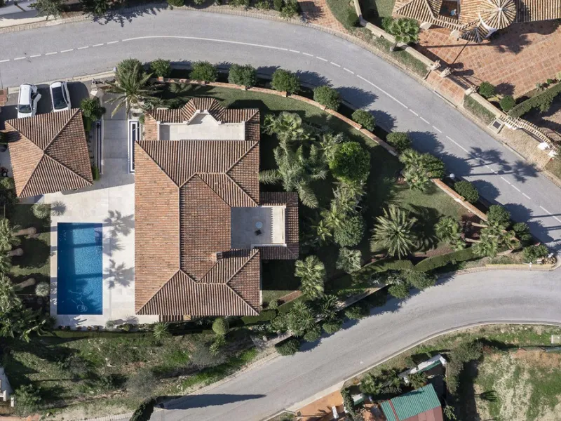 Located in the prestigious Mijas Golf, this exquisite 3-story villa offers a perfect blend of elegance, innovation, and comfort. With 6 bedrooms, 4 bathrooms + WC, and 5 spacious terraces, it's designed to impress: