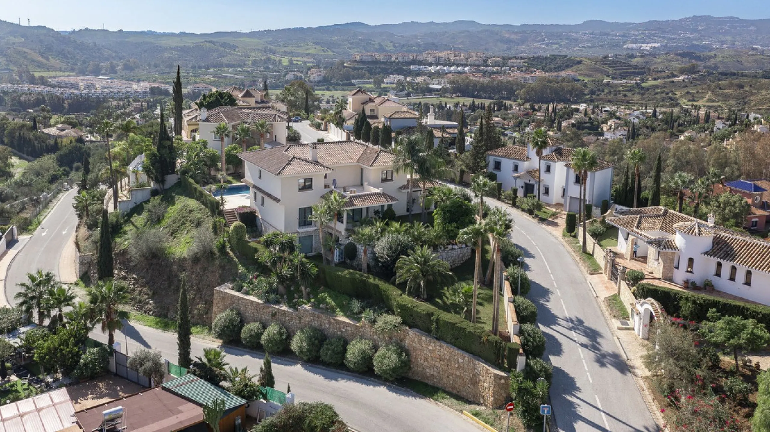Located in the prestigious Mijas Golf, this exquisite 3-story villa offers a perfect blend of elegance, innovation, and comfort. With 6 bedrooms, 4 bathrooms + WC, and 5 spacious terraces, it's designed to impress: