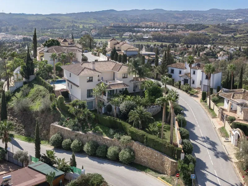 Located in the prestigious Mijas Golf, this exquisite 3-story villa offers a perfect blend of elegance, innovation, and comfort. With 6 bedrooms, 4 bathrooms + WC, and 5 spacious terraces, it's designed to impress: