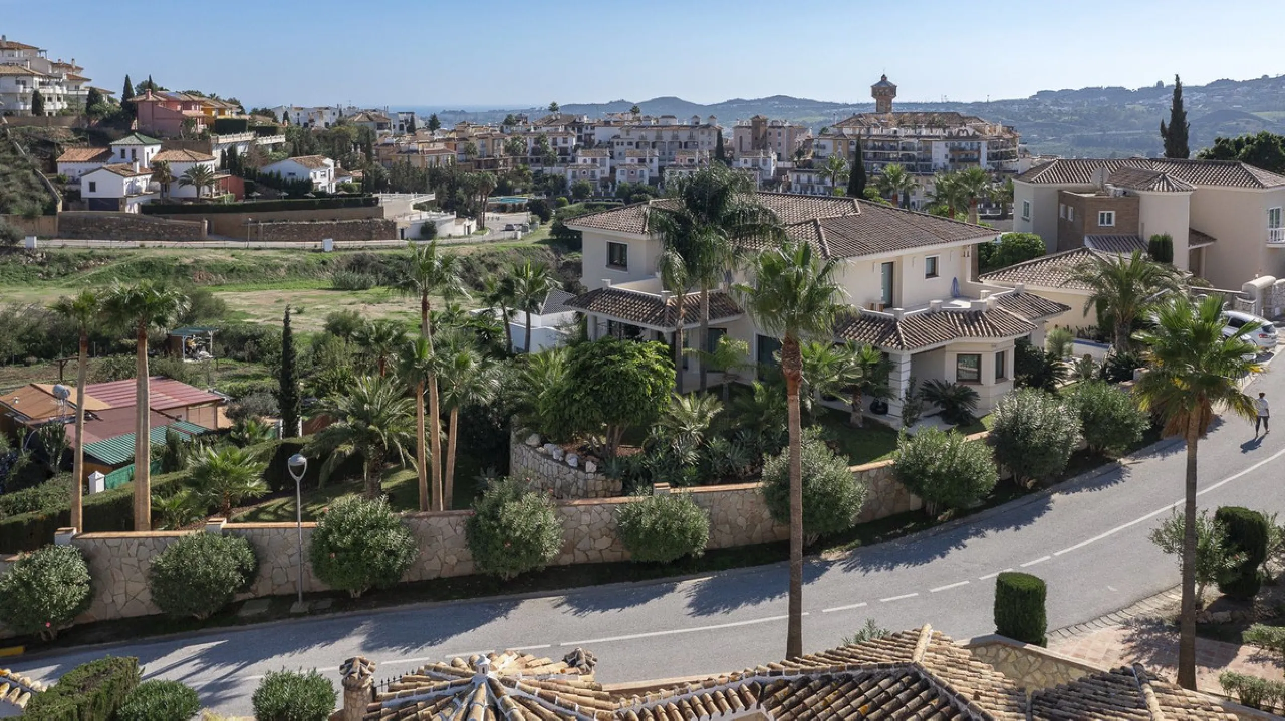 Located in the prestigious Mijas Golf, this exquisite 3-story villa offers a perfect blend of elegance, innovation, and comfort. With 6 bedrooms, 4 bathrooms + WC, and 5 spacious terraces, it's designed to impress: