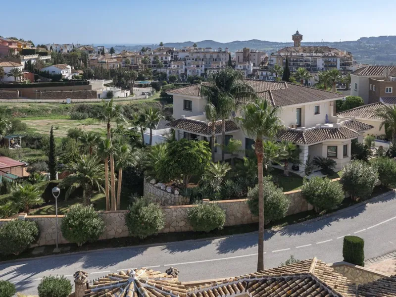 Located in the prestigious Mijas Golf, this exquisite 3-story villa offers a perfect blend of elegance, innovation, and comfort. With 6 bedrooms, 4 bathrooms + WC, and 5 spacious terraces, it's designed to impress: