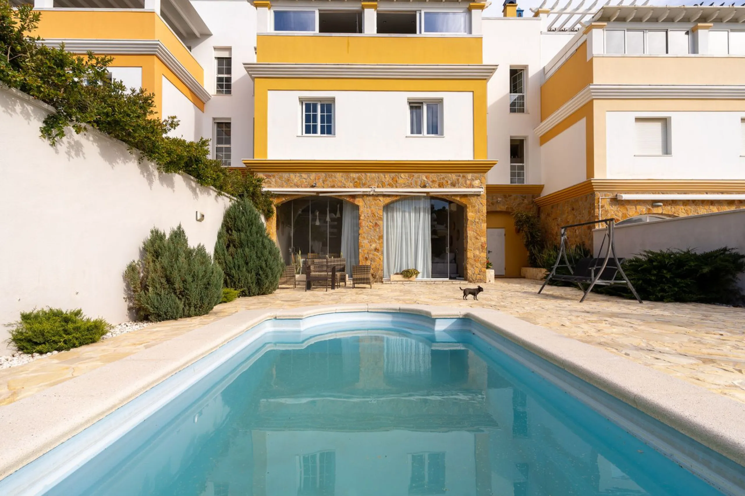 Impressive and spacious townhouse with idyllic valley views, located in the popular area of Calahonda , in a walking distance from the amenities.The townhouse is distributed on 3 floors and has 4 bedrooms, 3 bathrooms, a guest WC, very spacious living roo